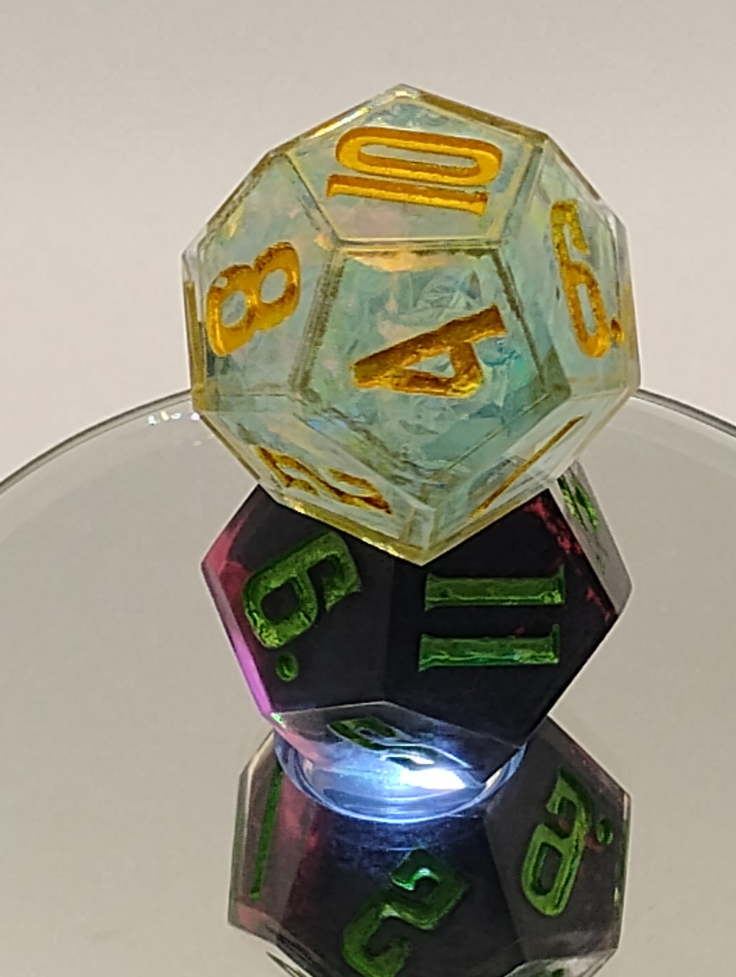 Daggerheart Twin d12 Dice by Critical Role – Gilded Sky Holo Hope & Bloodvine Fear
