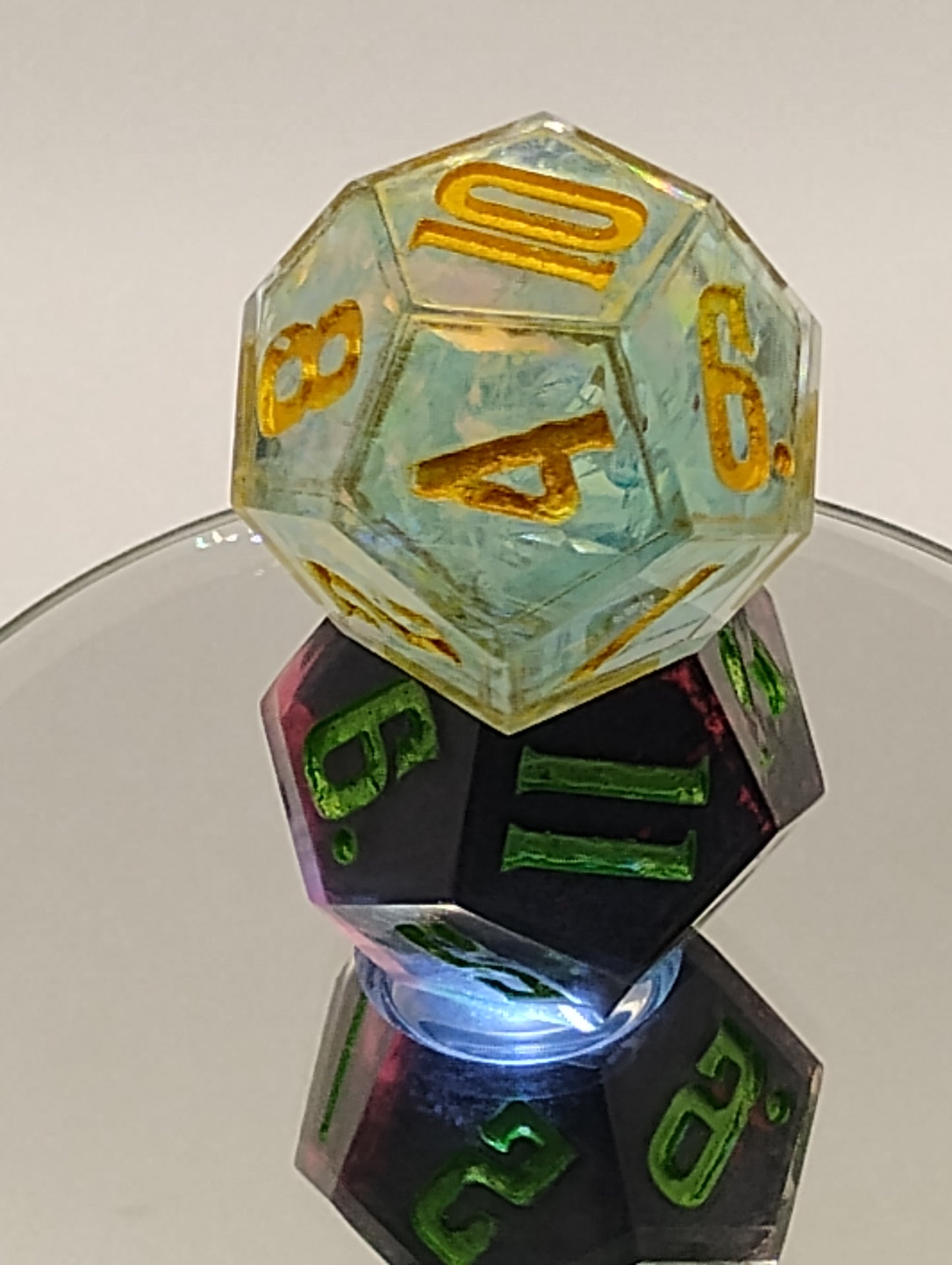 Daggerheart Twin d12 Dice by Critical Role – Gilded Sky Holo Hope & Bloodvine Fear