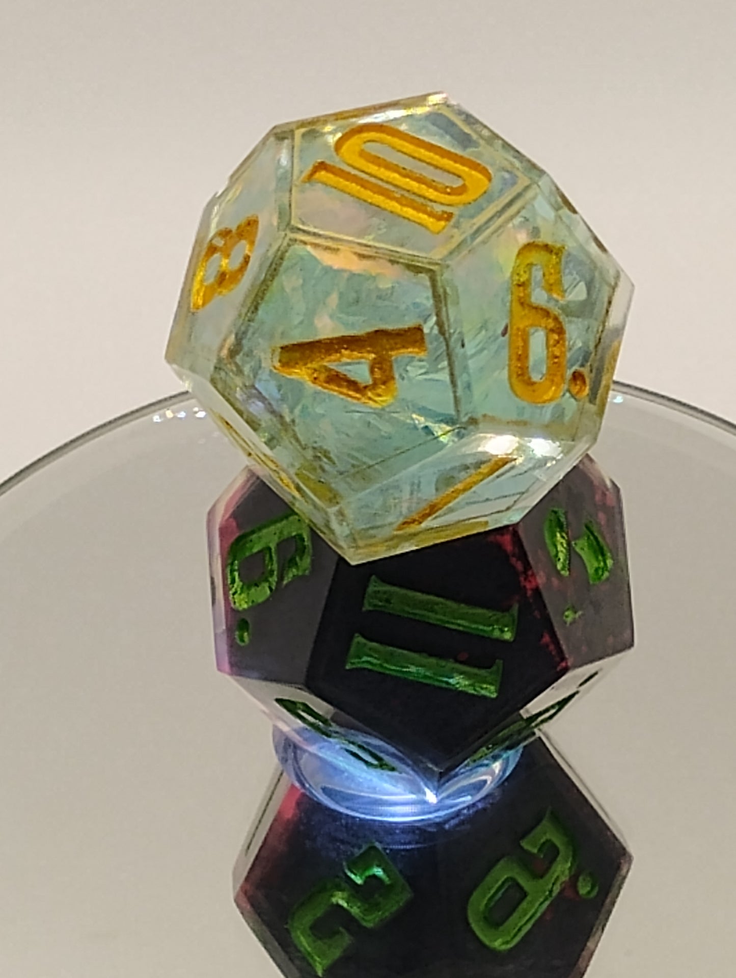 Daggerheart Twin d12 Dice by Critical Role – Gilded Sky Holo Hope & Bloodvine Fear