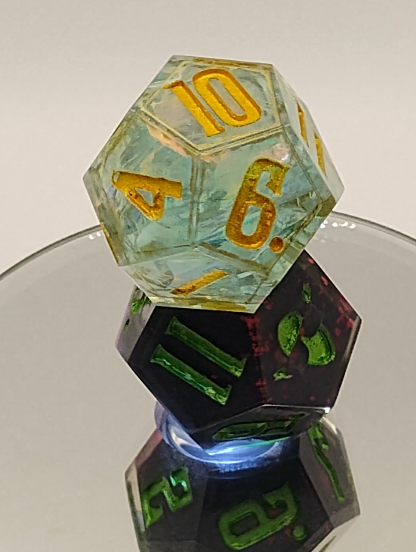 Daggerheart Twin d12 Dice by Critical Role – Gilded Sky Holo Hope & Bloodvine Fear