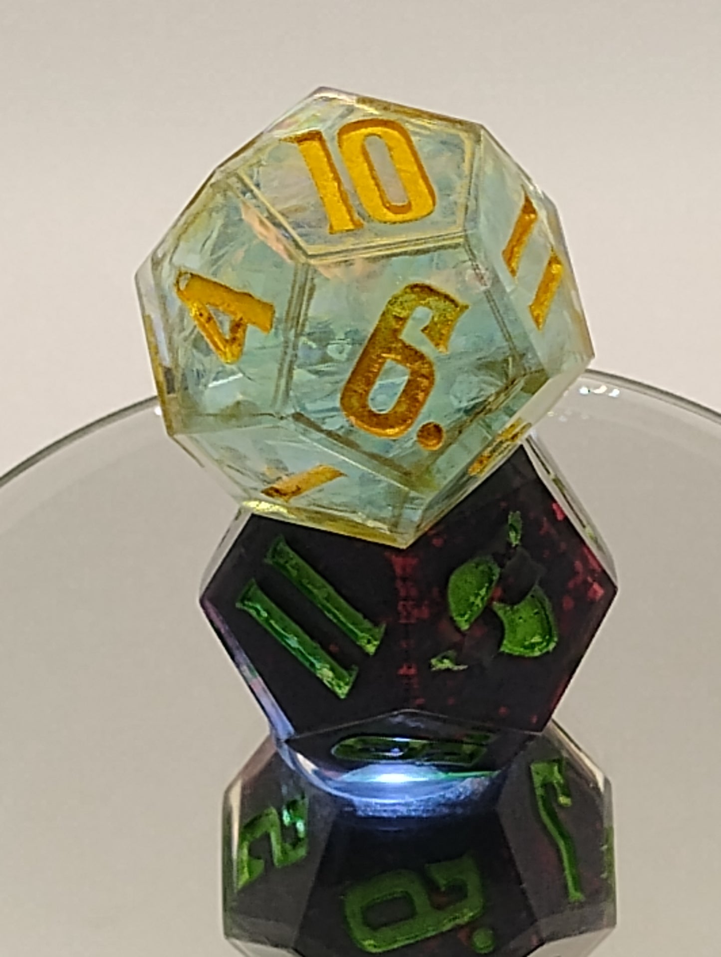 Daggerheart Twin d12 Dice by Critical Role – Gilded Sky Holo Hope & Bloodvine Fear