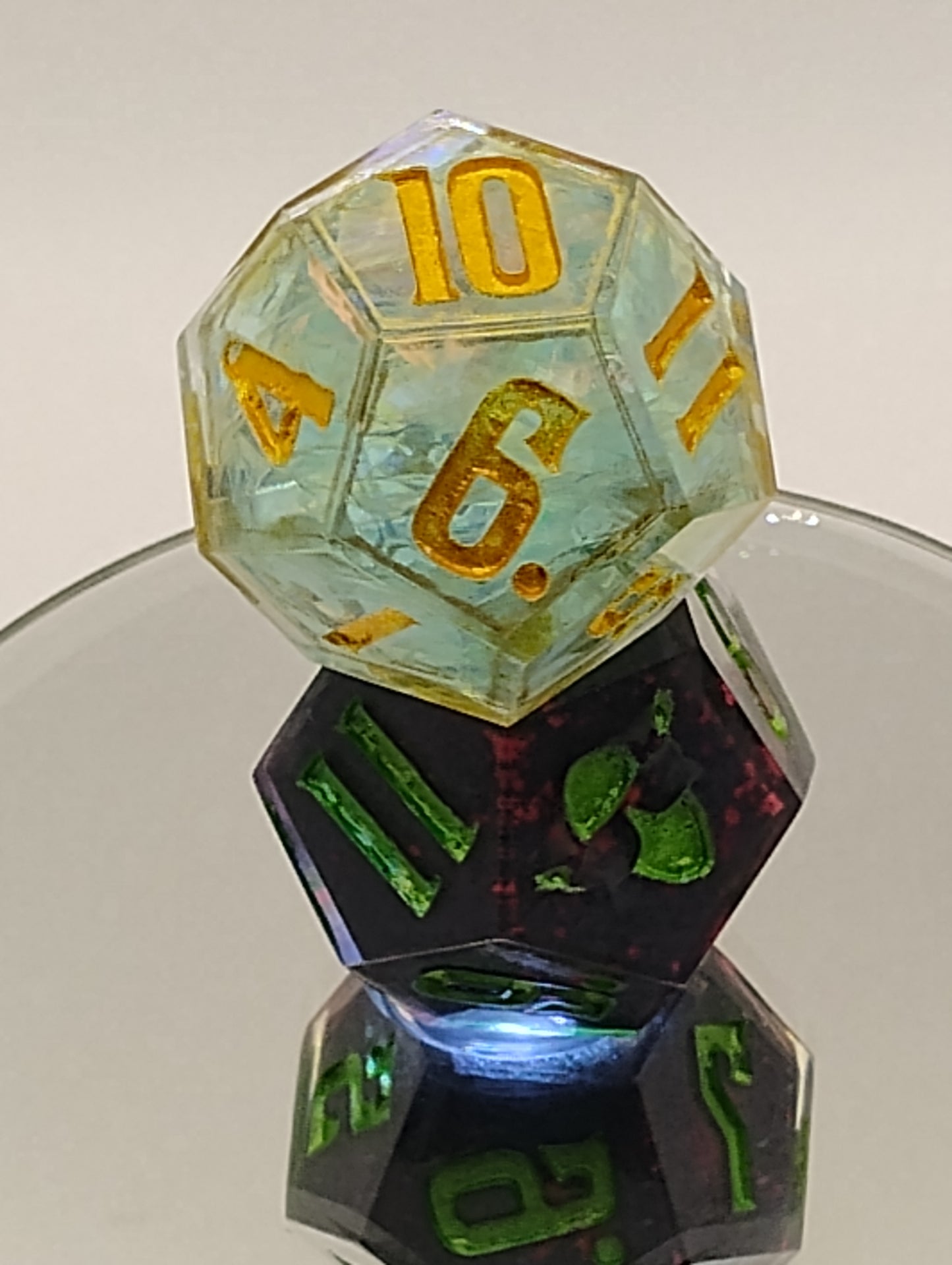 Daggerheart Twin d12 Dice by Critical Role – Gilded Sky Holo Hope & Bloodvine Fear