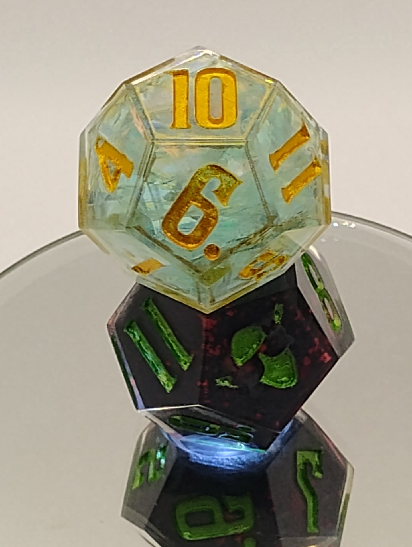 Daggerheart Twin d12 Dice by Critical Role – Gilded Sky Holo Hope & Bloodvine Fear